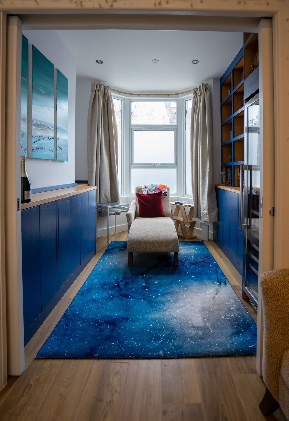 Finished bay-window living room by Mavens Building